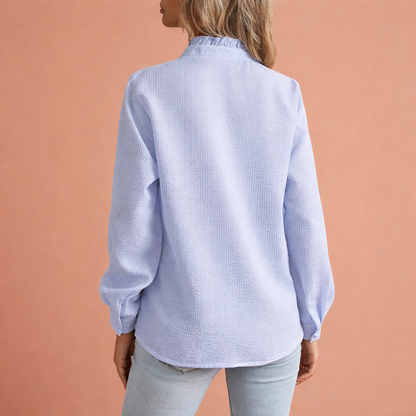 Dames blouse in blauw met minimalistisch design, zacht en comfortabel voor casual en stijlvolle outfits.