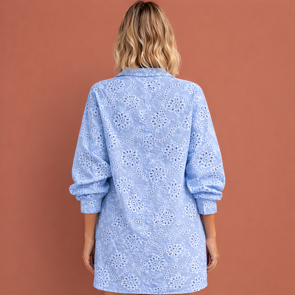 Dames borduursel blouse in blauw met minimalistisch design, zacht en comfortabel voor casual en stijlvolle outfits..
