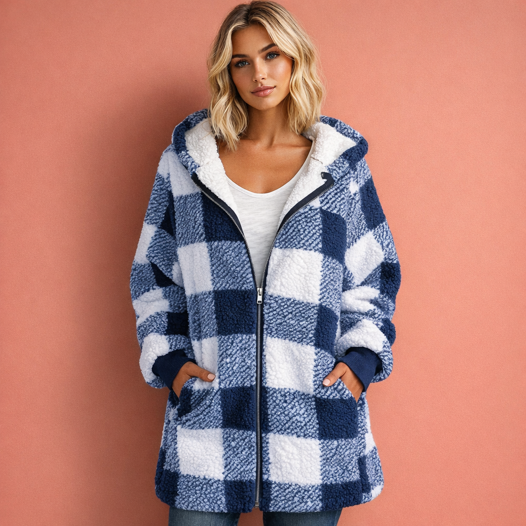 Blauwe dames jas met capuchon en ruitpatroon, comfortabele pasvorm en warme uitstraling voor dagelijks gebruik.