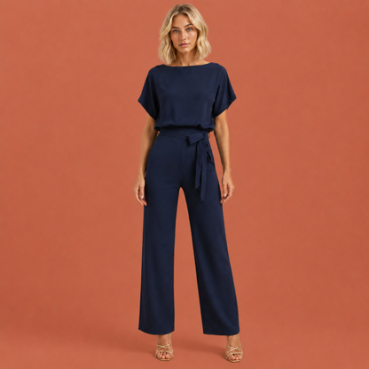 Dames jumpsuit in blauw met minimalistisch design, zacht en comfortabel voor casual en stijlvolle outfits.