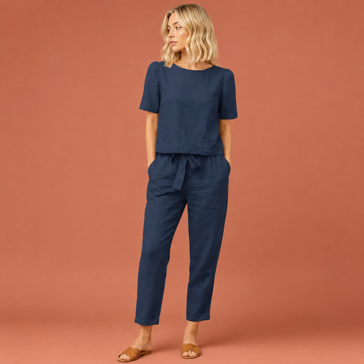 Dames linnen set in blauw met minimalistisch design, zacht en comfortabel voor casual en stijlvolle outfits.