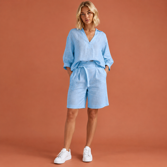 Dames linnen zomerset in blauw met minimalistisch design, zacht en comfortabel voor casual en stijlvolle outfits.