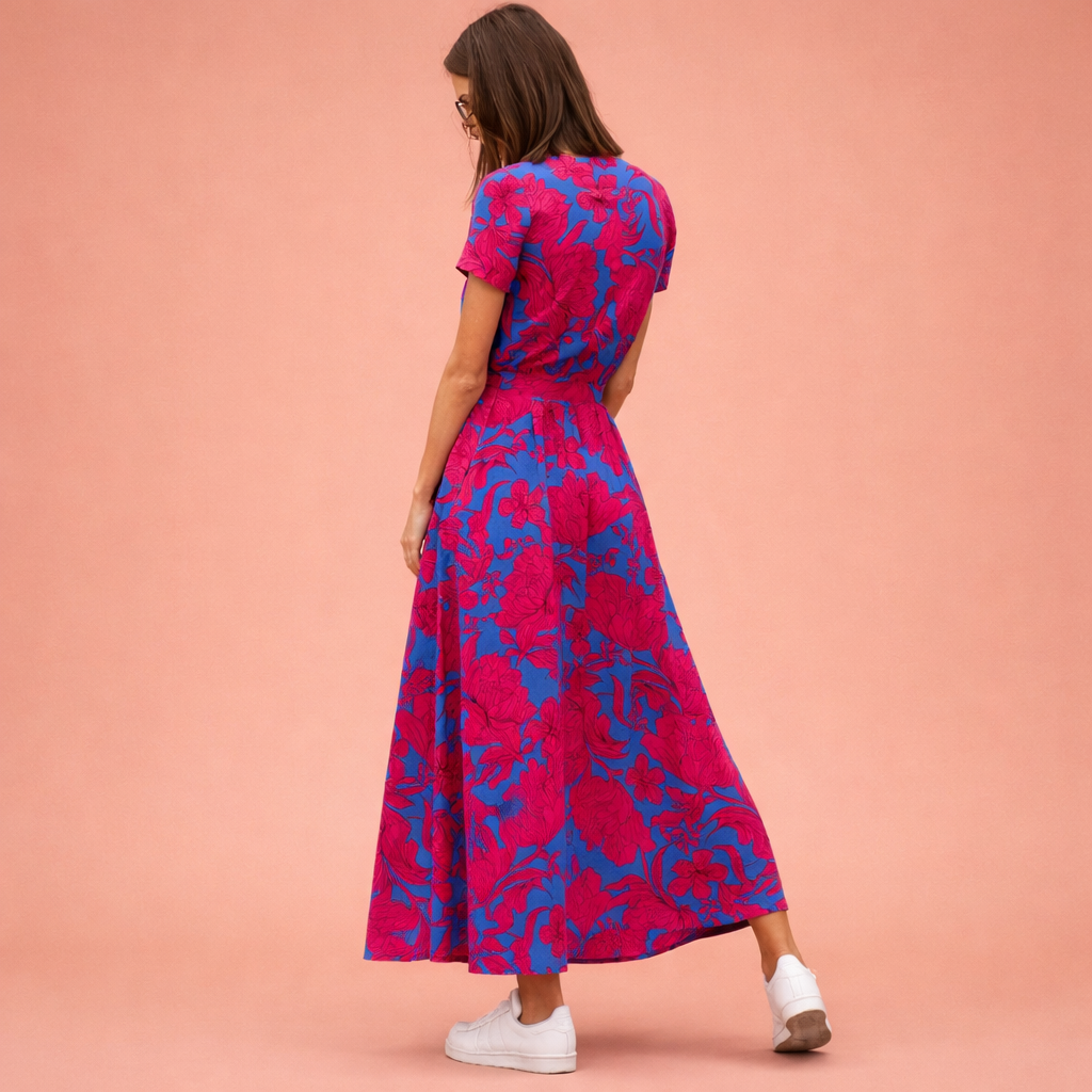 Dames maxi jurk in blauwe met minimalistisch design, zacht en comfortabel voor casual en stijlvolle outfits.