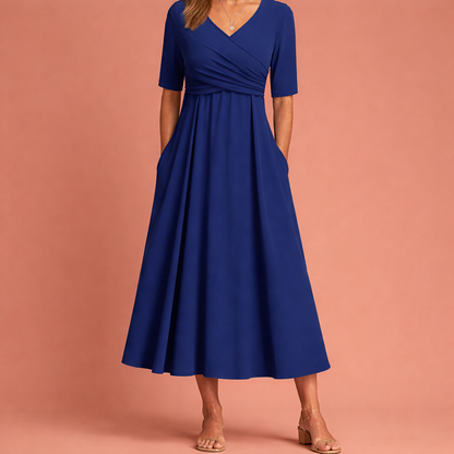 Dames maxi jurk in blauw met minimalistisch design, zacht en comfortabel voor casual en stijlvolle outfits.