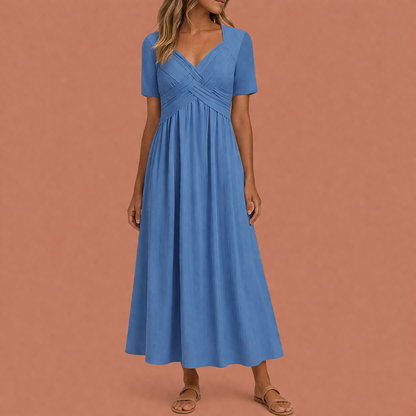 Dames maxi zomerjurk in blauw met minimalistisch design, zacht en comfortabel voor casual en stijlvolle outfits.