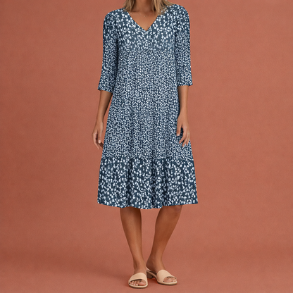 Dames midi jurk in blauw met minimalistisch design, zacht en comfortabel voor casual en stijlvolle outfits.