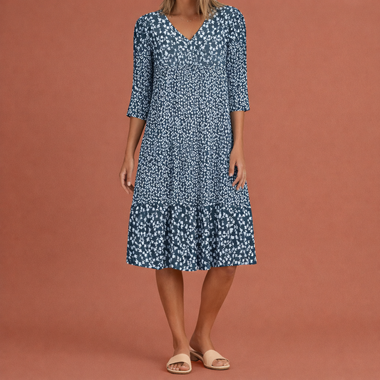 Dames midi jurk in blauw met minimalistisch design, zacht en comfortabel voor casual en stijlvolle outfits.