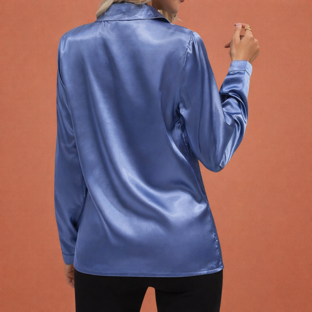 Dames satijnen blouse in blauw met minimalistisch design, zacht en comfortabel voor casual en stijlvolle outfits.