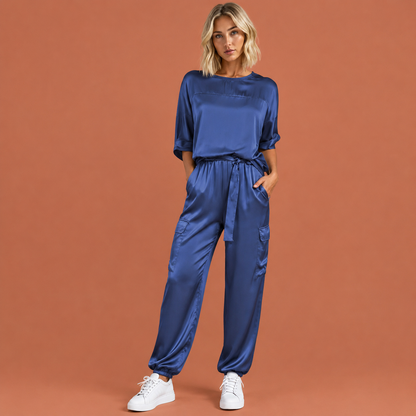Dames satijnen set in blauw met minimalistisch design, zacht en comfortabel voor casual en stijlvolle outfits.