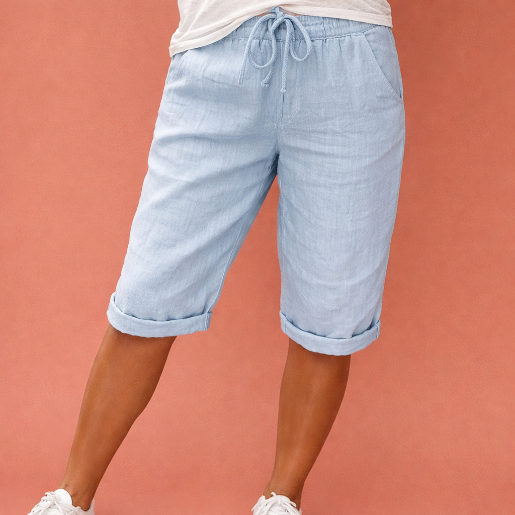 Dames shorts in blauw met minimalistisch design, zacht en comfortabel voor casual en stijlvolle outfits.