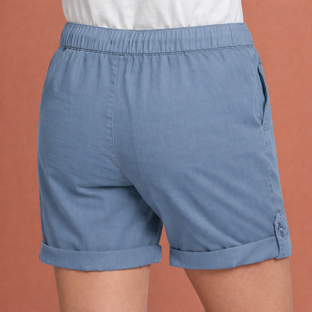 Dames shorts in blauw met minimalistisch design, zacht en comfortabel voor casual en stijlvolle outfits.