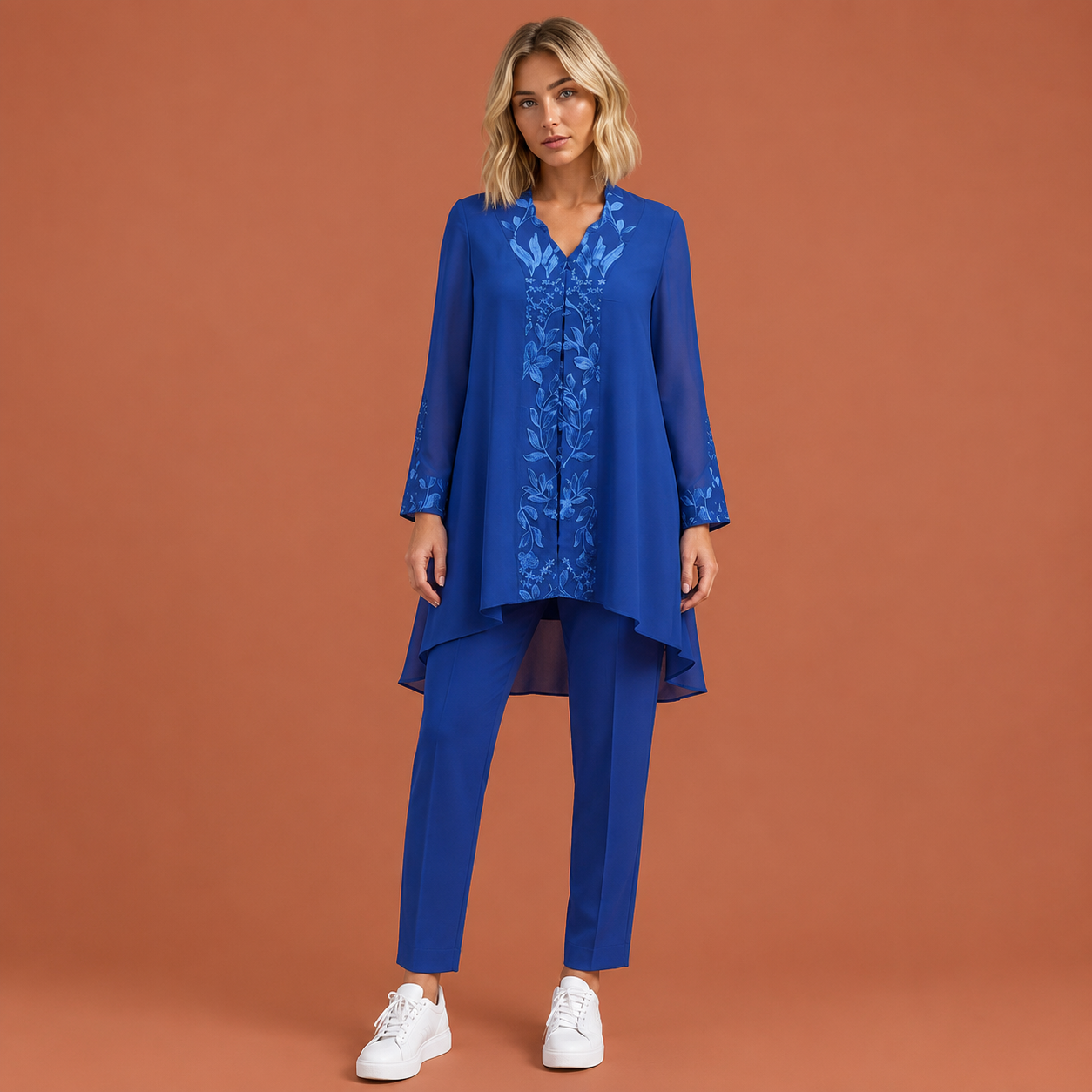 Dames tuniekset in blauw met minimalistisch design, zacht en comfortabel voor casual en stijlvolle outfits.