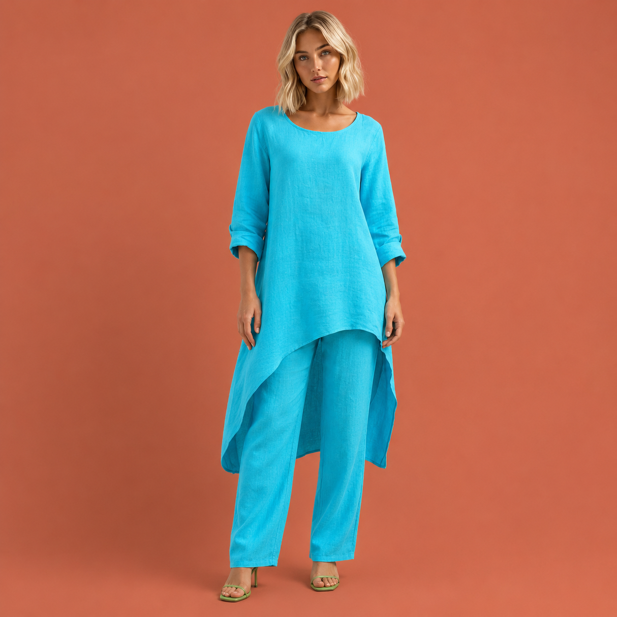 Dames vrijetijdsset in blauw met minimalistisch design, zacht en comfortabel voor casual en stijlvolle outfits.