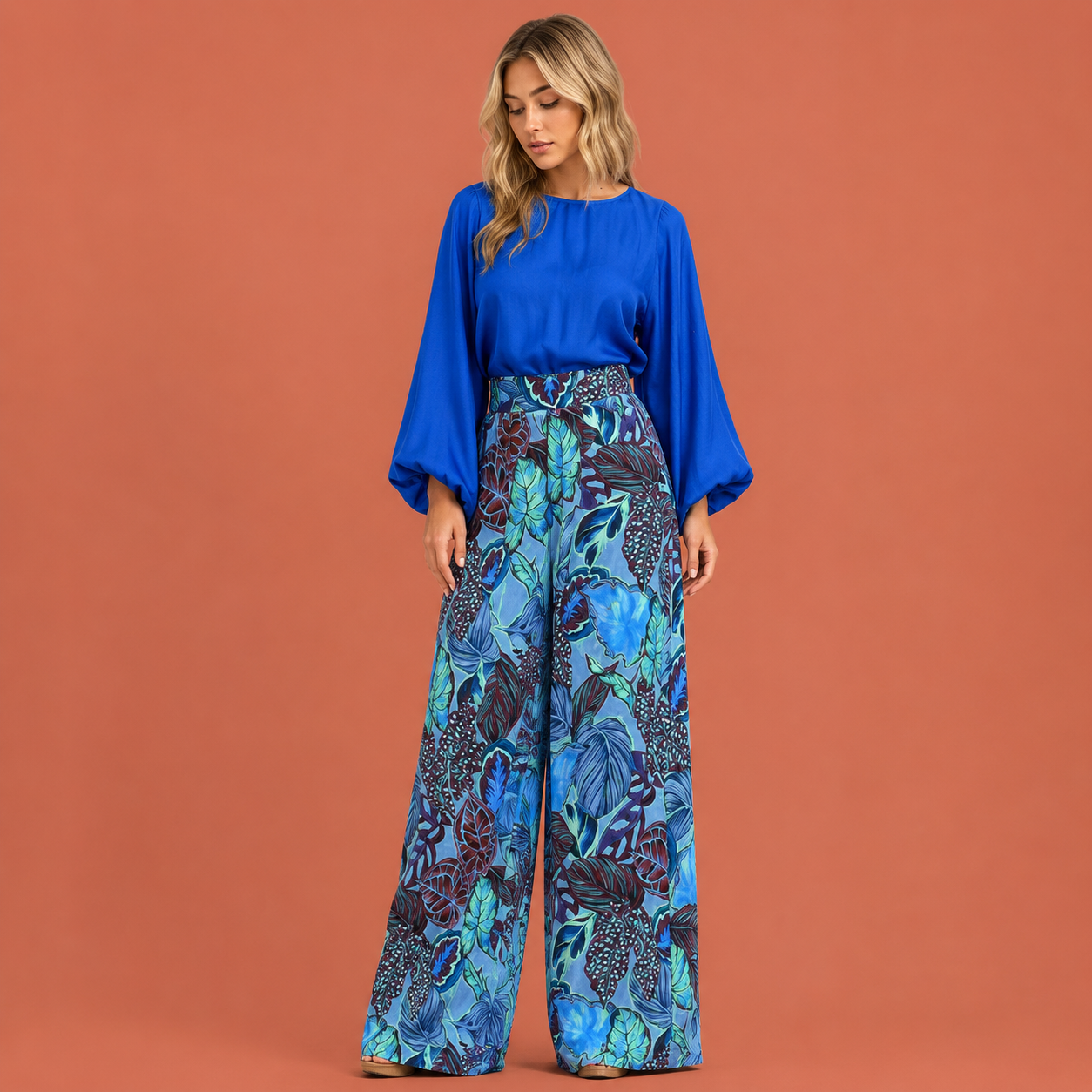Dames elegante set in blauw met minimalistisch design, zacht en comfortabel voor casual en stijlvolle outfits.