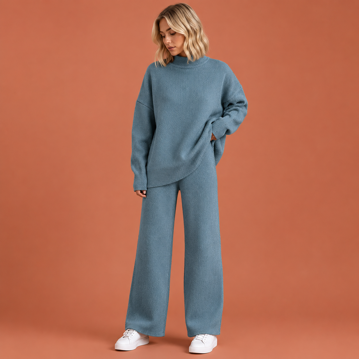 Dames gebreide damesset in blauw met minimalistisch design, zacht en comfortabel voor casual en stijlvolle outfits.