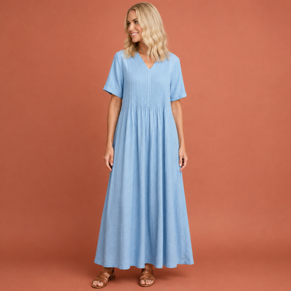 Dames jurk in blauw met minimalistisch design, zacht en comfortabel voor casual en stijlvolle outfits.