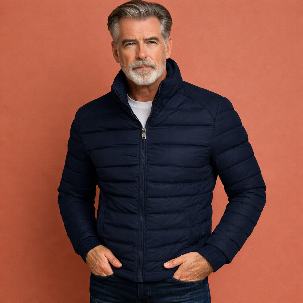 Blauwe gewatteerde heren jas met opstaande kraag en slanke pasvorm, geschikt voor dagelijks gebruik in herfst en winter.