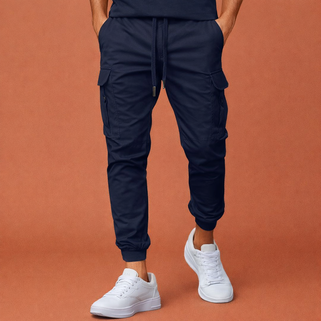 Heren cargo joggingbroek in blauw met minimalistisch design, zacht en comfortabel voor casual en stijlvolle outfits.