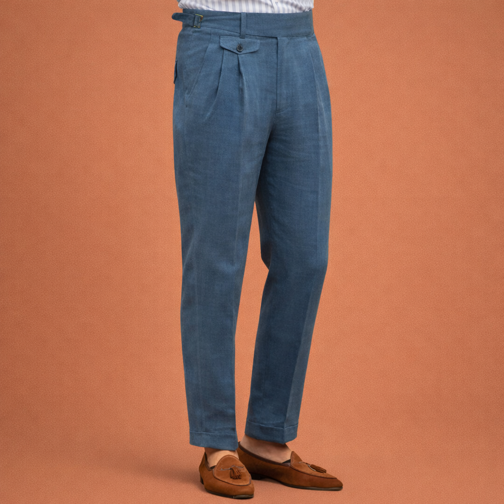 Heren pantalon in blauw met minimalistisch design, zacht en comfortabel voor casual en stijlvolle outfits.