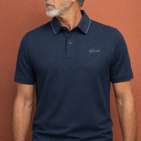 Heren polo in blauw met minimalistisch design, zacht en comfortabel voor casual en stijlvolle outfits.