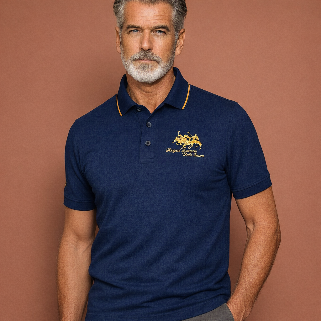 Heren polo in blauw met minimalistisch design, zacht en comfortabel voor casual en stijlvolle outfits.