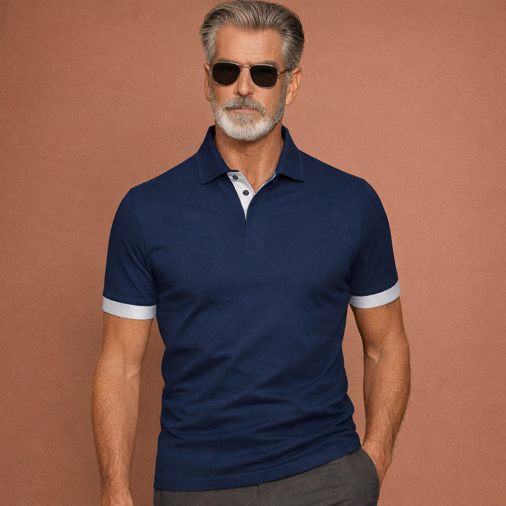 Heren polo in blauw met minimalistisch design, zacht en comfortabel voor casual en stijlvolle outfits.