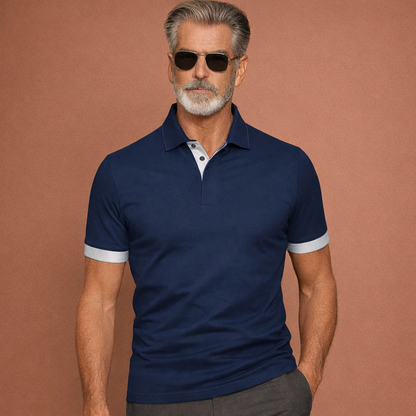 Heren polo in blauw met minimalistisch design, zacht en comfortabel voor casual en stijlvolle outfits.