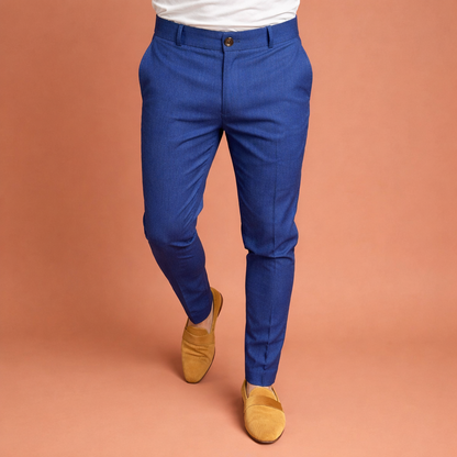Heren broek in blauw met minimalistisch design, zacht en comfortabel voor casual en stijlvolle outfits.