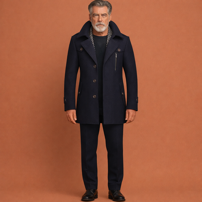 Blauwe lange herenjas met stijlvolle kraag en slim fit pasvorm, ideaal voor koude dagen en formele gelegenheden.