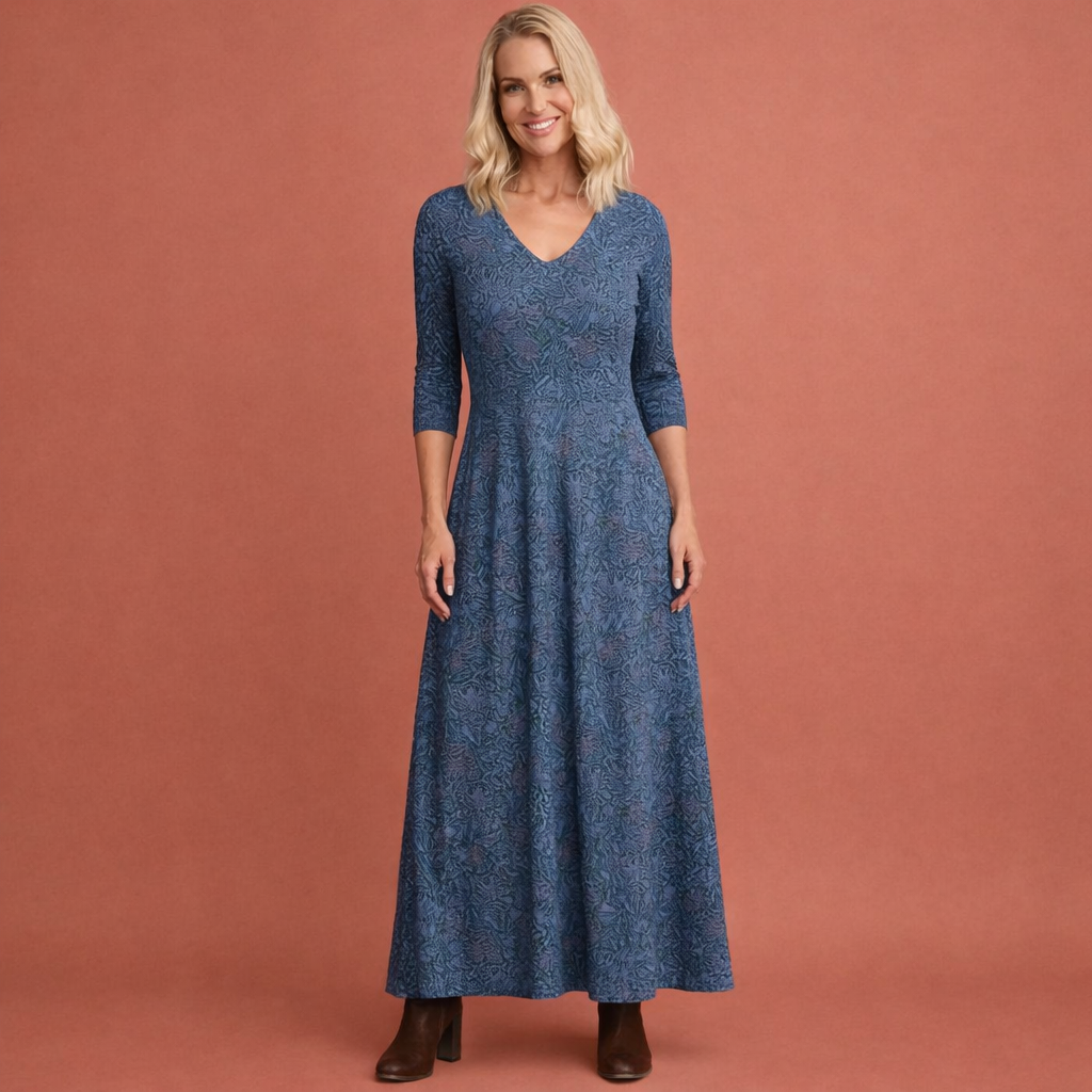 Blauwe lange damesjurk met retro patroon en V-hals, perfect voor zomerse dagen en casual chic gelegenheden.