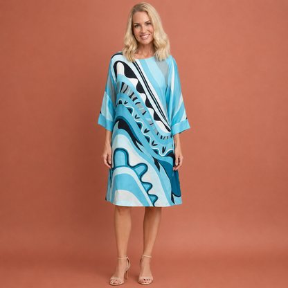 Dames zomerjurk in blauw met minimalistisch design, zacht en comfortabel voor casual en stijlvolle outfits.