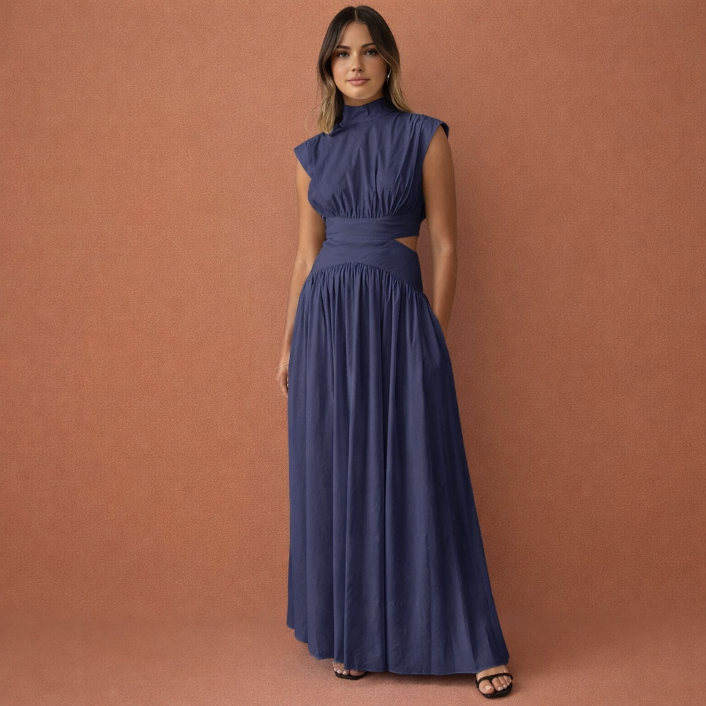 Blauwe maxi-jurk voor dames met hoge kraag en cut-out details, perfect voor moderne avondgelegenheden en feestelijke momenten.