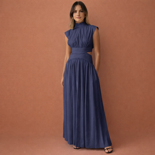 Blauwe maxi-jurk voor dames met hoge kraag en cut-out details, perfect voor moderne avondgelegenheden en feestelijke momenten.