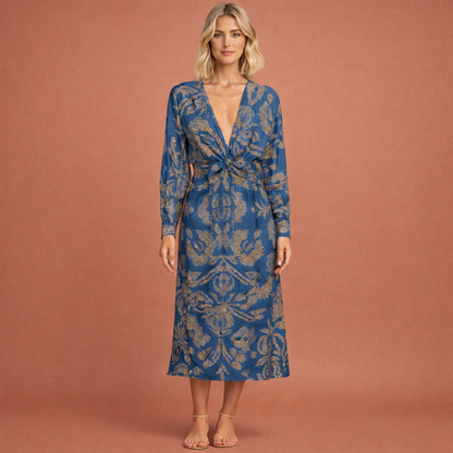 Blauwe midi-jurk voor dames met twist-detail en bloemmotief, ideaal voor feestelijke en stijlvolle gelegenheden.