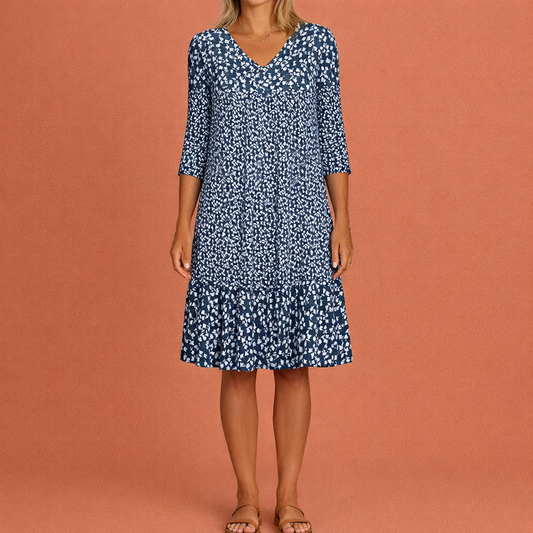 Dames midi jurk in blauw met minimalistisch design, zacht en comfortabel voor casual en stijlvolle outfits.
