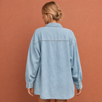 Dames jeansblouse in blauw met minimalistisch design, zacht en comfortabel voor casual en stijlvolle outfits.