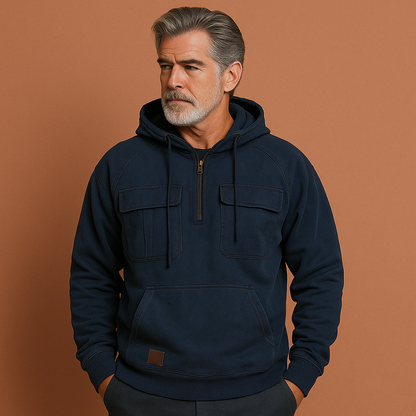 Blauwe hoodie voor heren met zachte pasvorm en praktische zakken, ideaal voor koude dagen en casual outfits.