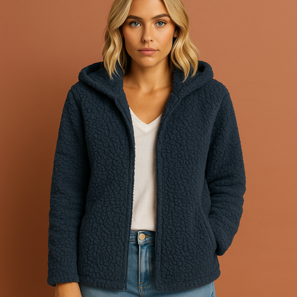 Blauwe winterjas voor dames met capuchon, geschikt voor koude dagen en dagelijks gebruik.