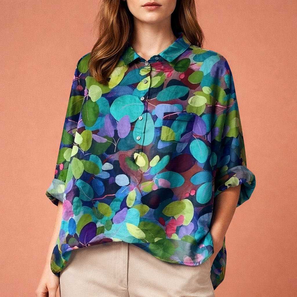 Dames blouse in blauwgroen met minimalistisch design, zacht en comfortabel voor casual en stijlvolle outfits.