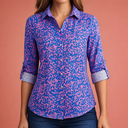 Dames blouse in blauwpaars met minimalistisch design, zacht en comfortabel voor casual en stijlvolle outfits.
