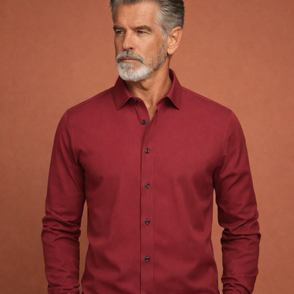 Heren overhemd in bordeaux met minimalistisch design, zacht en comfortabel voor zakelijke en stijlvolle outfits.