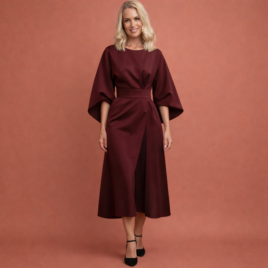 Dames maxi jurk in bordeauxrood met minimalistisch design, zacht en comfortabel voor casual en stijlvolle outfits.