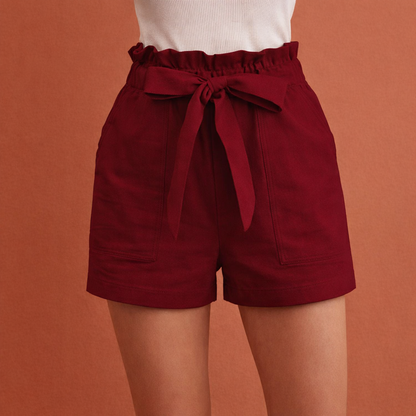Dames shorts in bordeauxrood met minimalistisch design, zacht en comfortabel voor casual en stijlvolle outfits.