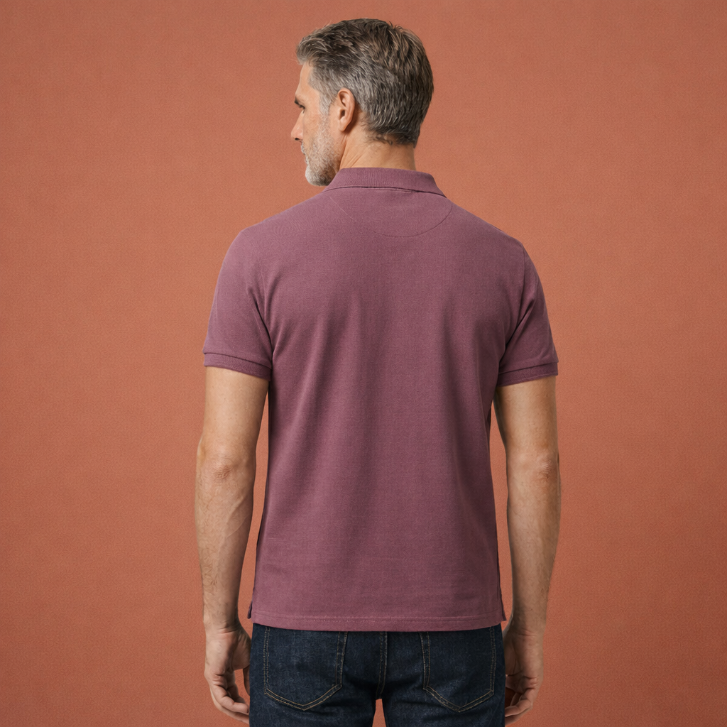 Herenpolo in bordeauxrood met modern design, comfortabel en stijlvol voor casual en verzorgde outfits.