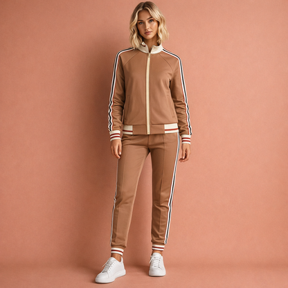 Bruin gestreept dames trainingspak met comfortabele pasvorm, geschikt voor sport en dagelijks gebruik.