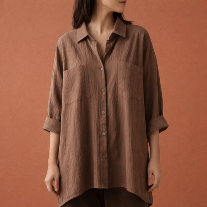 Dames blouse in bruin met minimalistisch design, zacht en comfortabel voor casual en stijlvolle outfits.