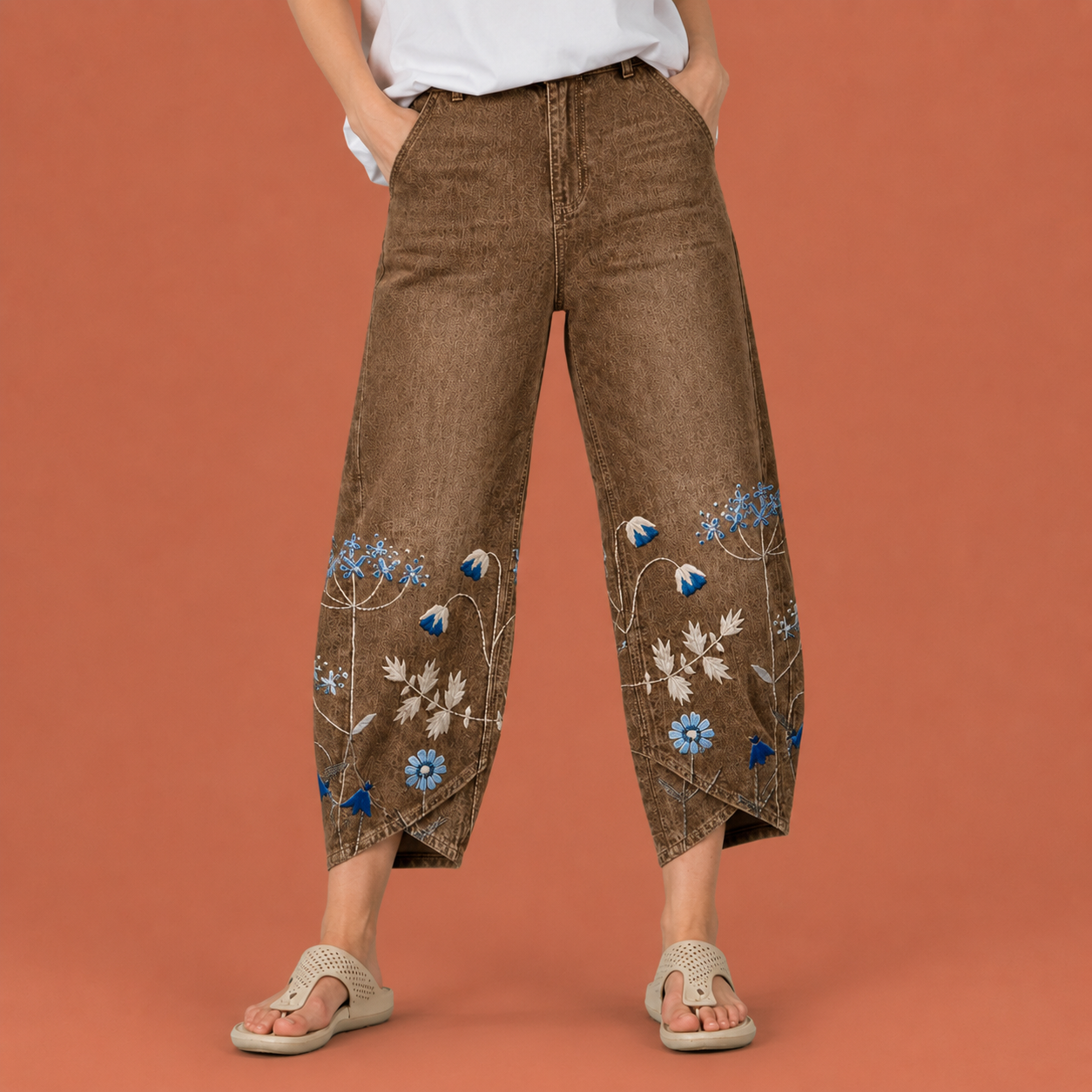 Dames comfort broek in bruin met minimalistisch design, zacht en comfortabel voor casual en stijlvolle outfits.