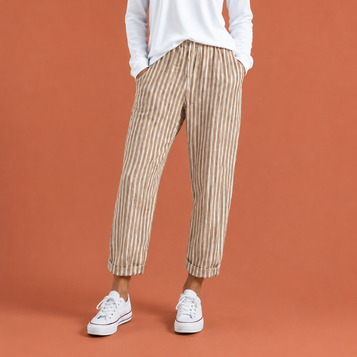 Dames gestreepte broek in bruin met minimalistisch design, zacht en comfortabel voor casual en stijlvolle outfits.