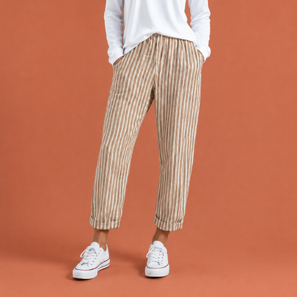 Dames gestreepte broek in bruin met minimalistisch design, zacht en comfortabel voor casual en stijlvolle outfits.