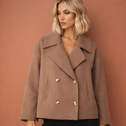 Bruine elegante korte damesjas met reverskraag en comfortabele pasvorm, geschikt voor dagelijks en formeel gebruik.